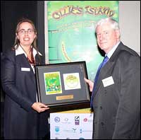 Peter Sommerville receiving the supporter award for the Australian Wool Education Trust